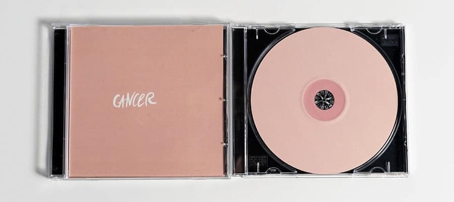 El cancer de mamá imagen de una caja de CDs que ilustran una mastectomía
